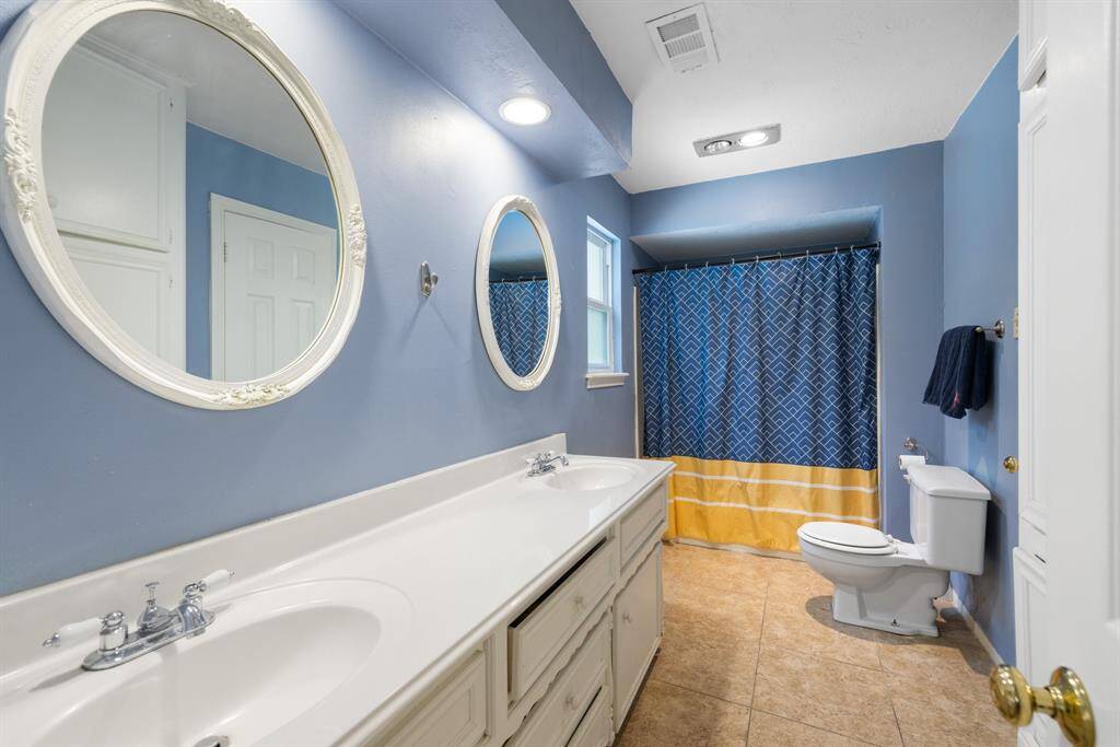 UPSTAIRS BATHROOM