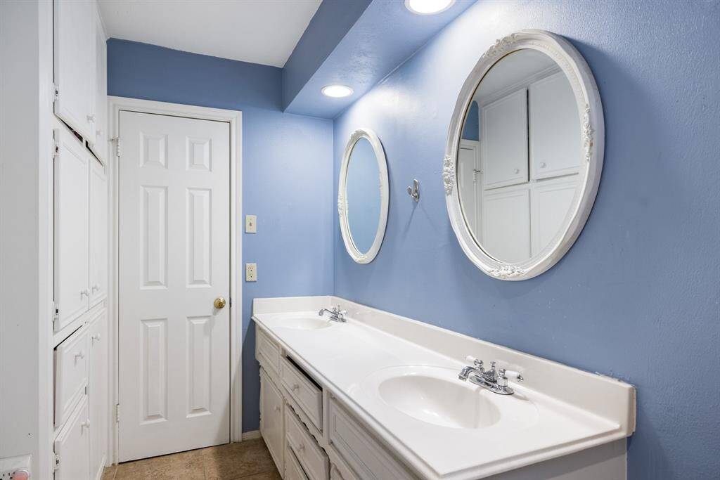 UPSTAIRS BATHROOM - Double sinks and plenty of storage space.