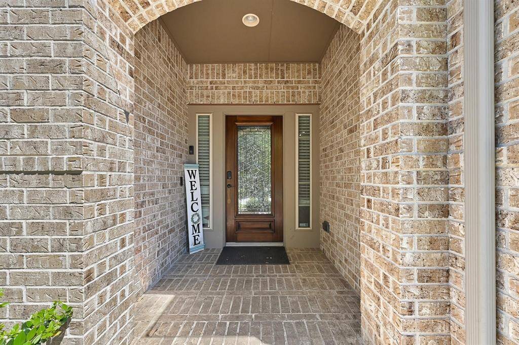 Inviting Entryway with Elegant Charm!