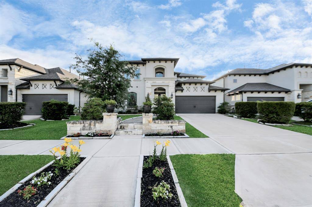 Perry's Valencia product line features light colored stucco and stone, with a contrasting trim color, giving the whole neighborhood an exclusive feel.