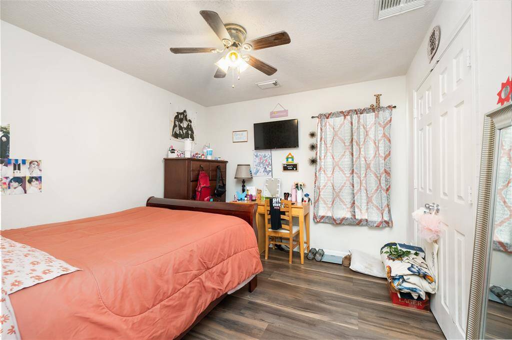 Bright and spacious, this bedroom features a large window and a generous closet—offering the perfect space to relax, live comfortably, or host guests.