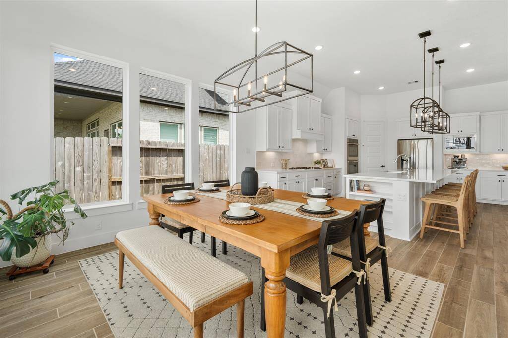 This generously sized dining areaeasily accommodates a large tableand chairs, offering the perfectsetting for hosting memorablegatherings and celebrations.