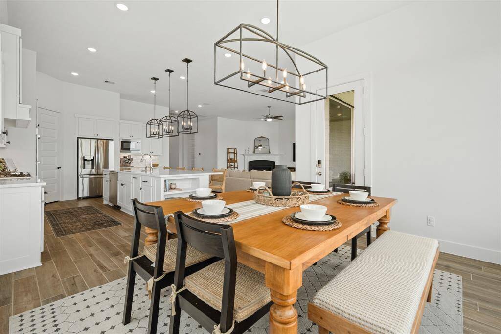 Its open-concept design ensures seamless flow for easy entertaining, while a door provides direct access to the backyard, perfect for indoor-outdoor gatherings.