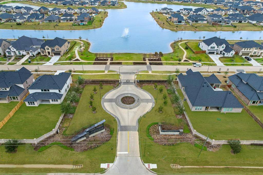 In LakeHouse, residents indulge in  big backyards, active lifestyle living,  and access to everything nearby  Katy has to offer.