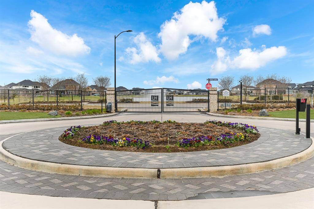 In LakeHouse, residents indulge in  big backyards, active lifestyle living,  and access to everything nearby  Katy has to offer.