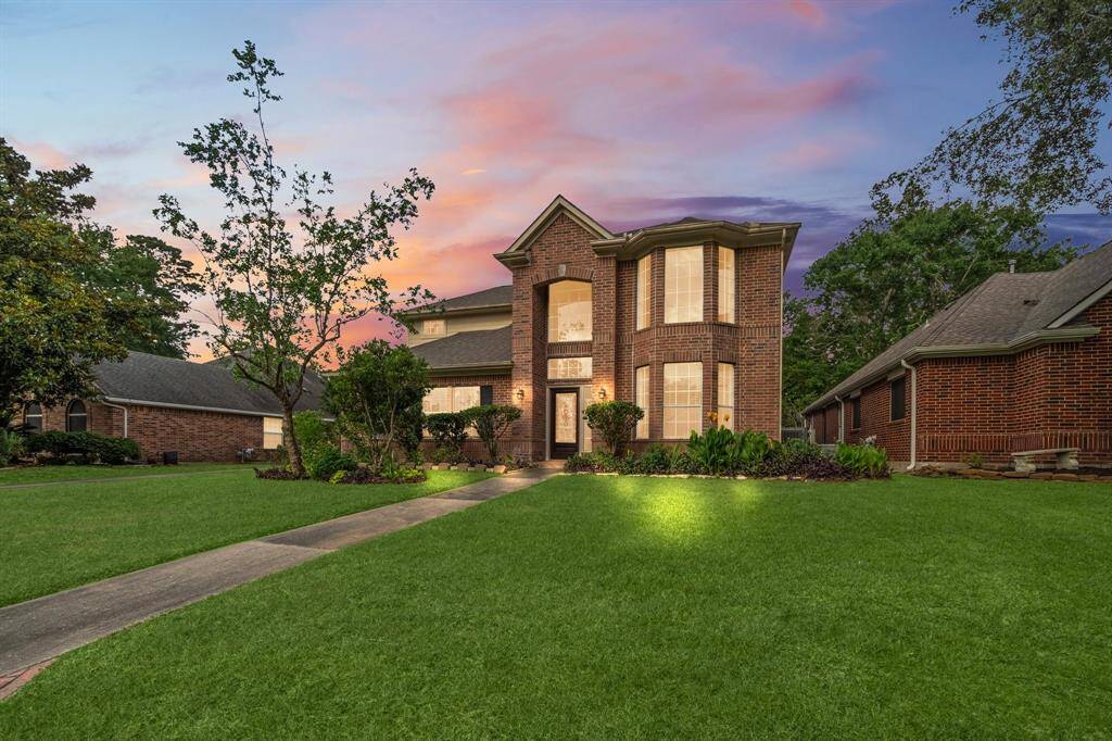 Welcome to this beautiful house in a quite neighborhood. ( Grass being virtually staged)