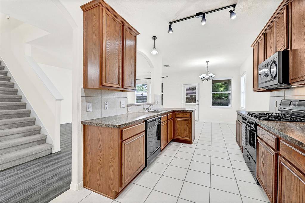Gas stove and the refrigerator stays!
