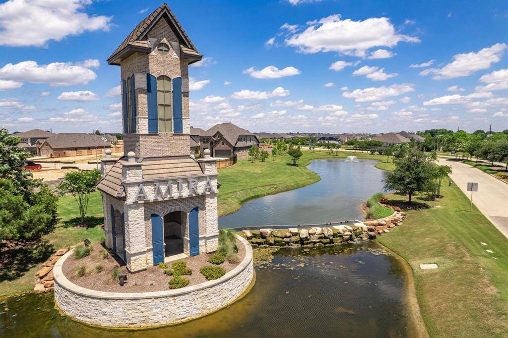 Amira’s iconic entrance welcomes you into this thoughtfully designed master-planned community in Tomball, featuring serene lakes, walking trails, and beautifully landscaped green spaces.