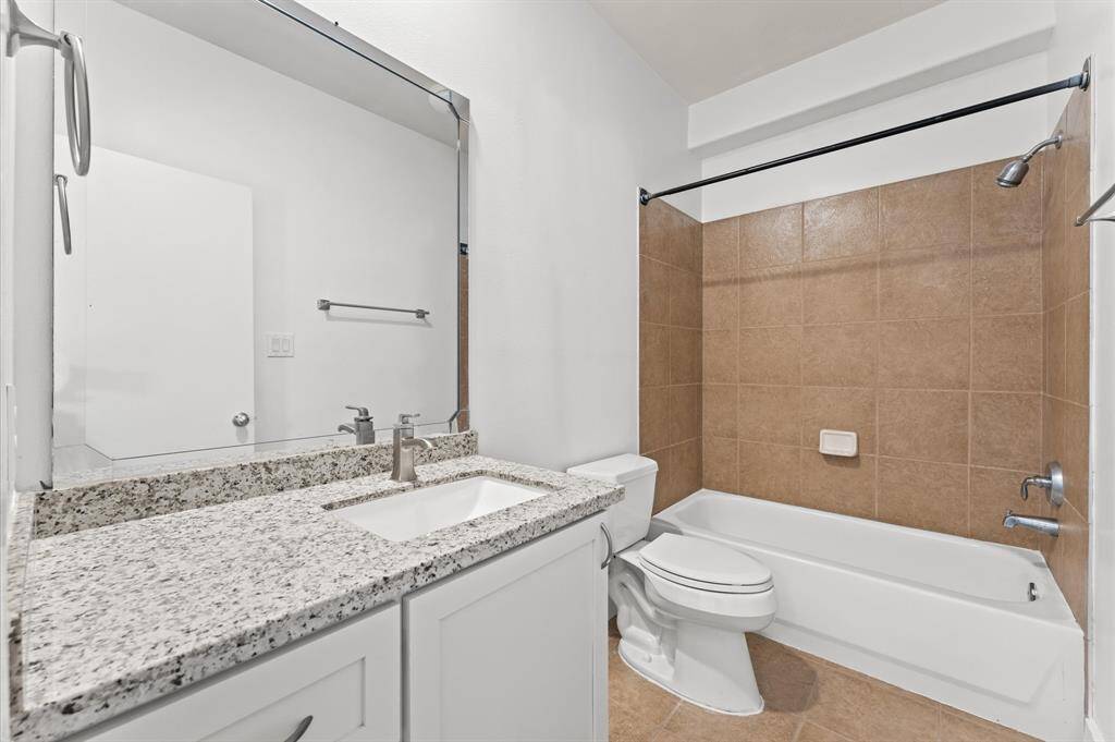 En-suite bathroom on 1st floor