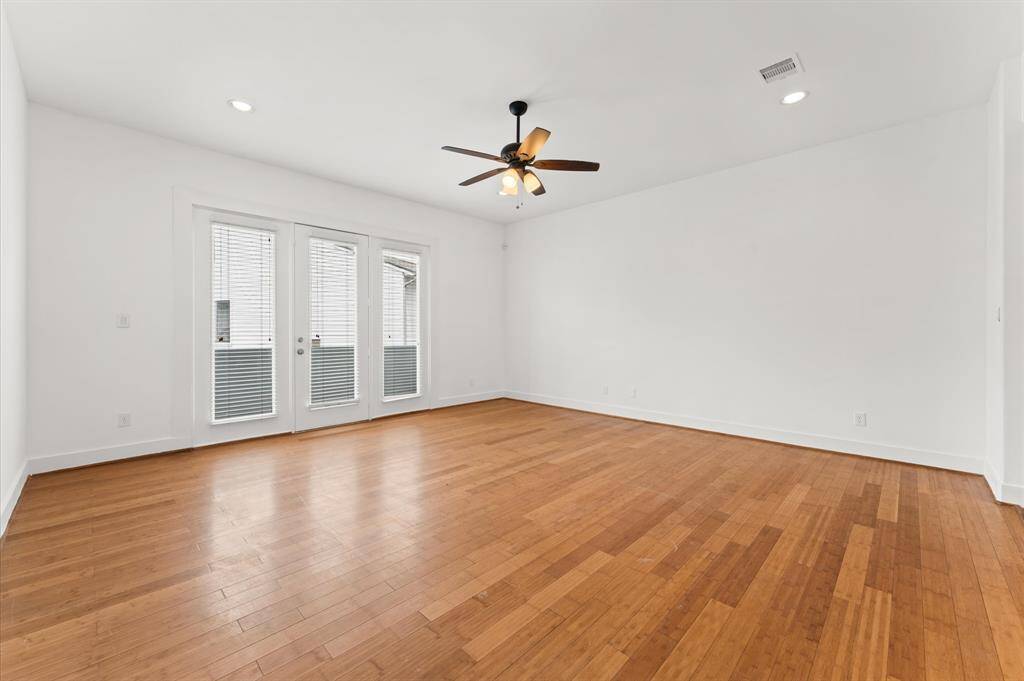 Spacious living room with balcony