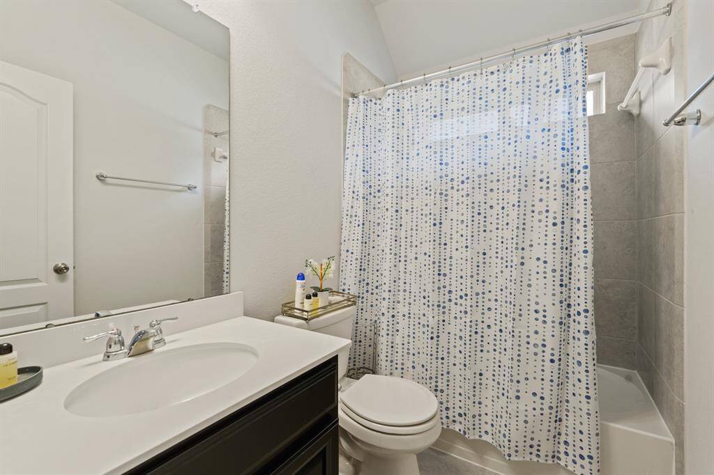 Guest Bathroom (upstairs)