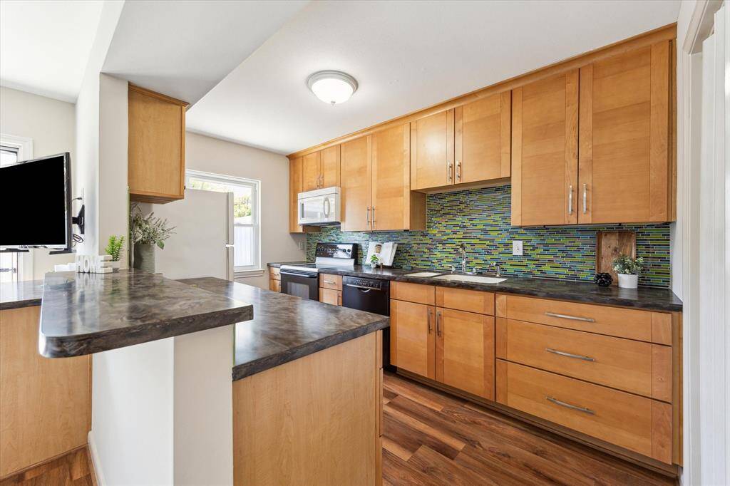 The cabinetry and splashback in this kitchen make it not only functional, but make it very clean and give it a contemporary feel.