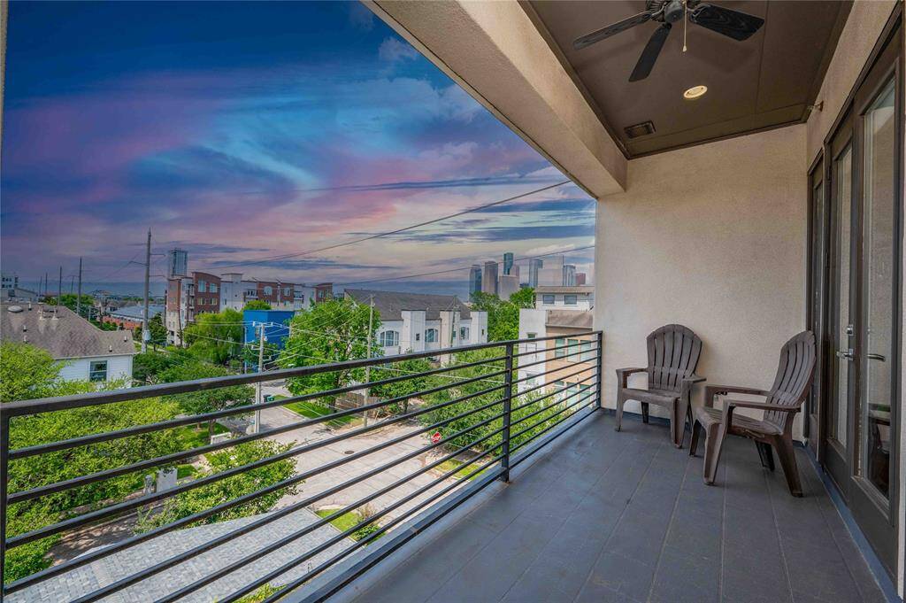 4th Floor Sky Deck offer sweeping views of Downtown & Allen Parkway!