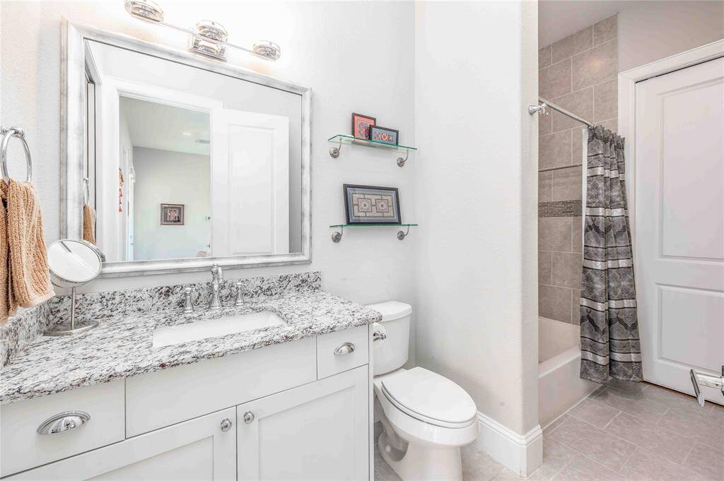 4th Floor En Suite Bath