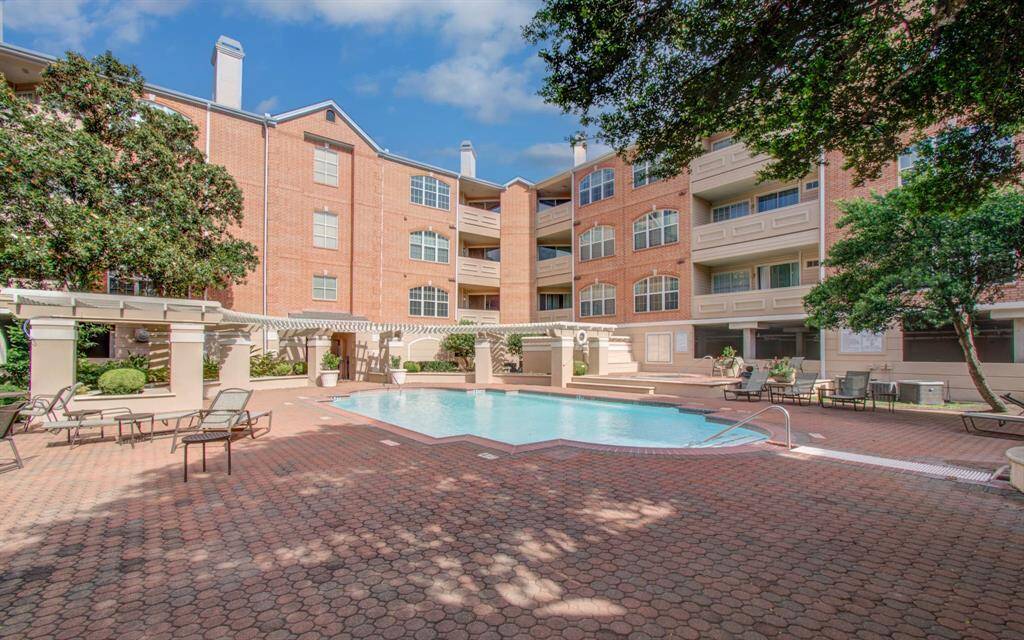 Another view of the courtyard and outdoor amenities