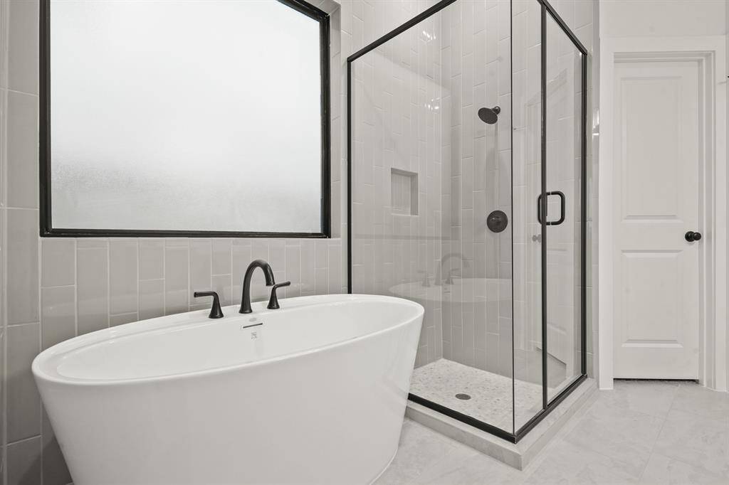 Imagine coming home from a long day to this refreshing bathtub.