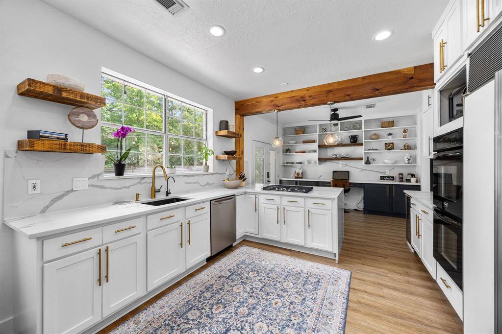 Gas cooktop with double ovens