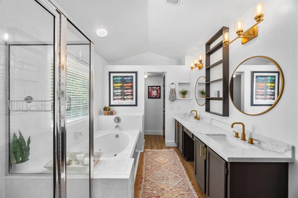 Modern vanity with Calacatta Quartz