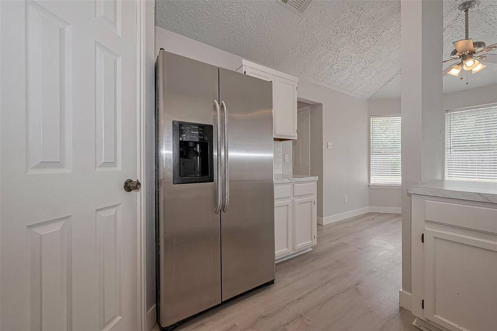 Kitchen, Refrigerator is included