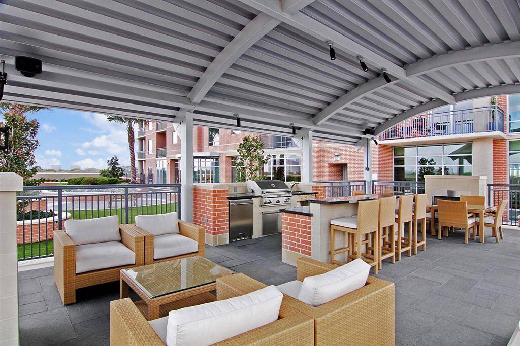 Meeting area overlooking the pool.