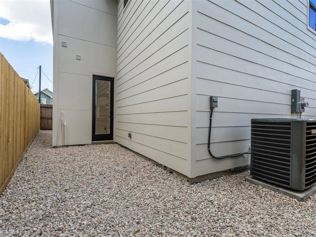 Nice maintenance easy backyard.