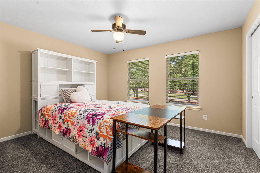 This front-facing secondary bedroom enjoys abundant natural light from its windows and offers a comfortable layout ideal for rest, study, or flexible use.