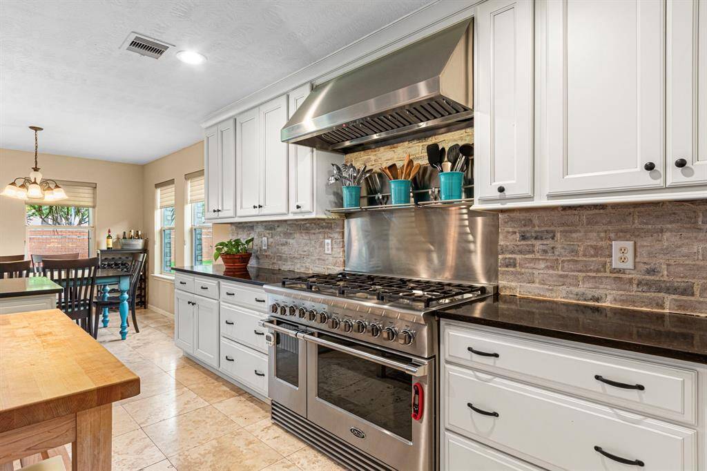 A standout in the kitchen is the extra-large gourmet cooking range-- perfect for the home chef! This professional-grade appliance offers multiple burners and spacious oven capacity, making it ideal for everything from weeknight meals to holiday feasts!