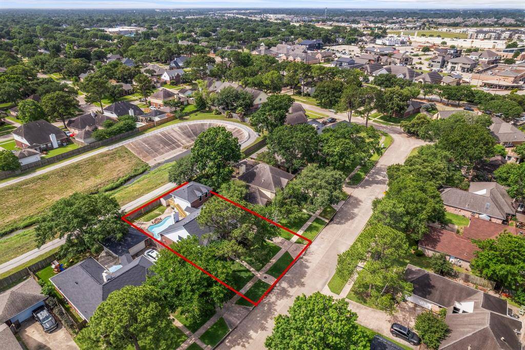 Nestled in a quiet neighborhood, this property is just minutes from nearby parks, shops, and restaurants, making it an ideal location for convenience and comfort.