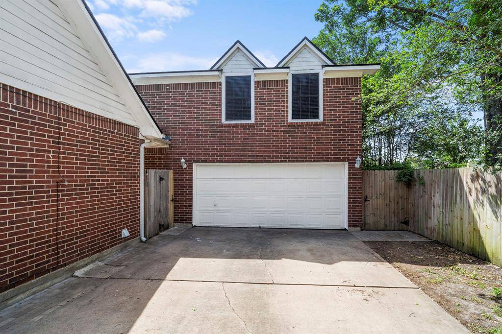 Above the detached garage sits a 525-square-foot apartment with private living quarters and a full bathroom, perfect for extended family, guests, or additional rental income.