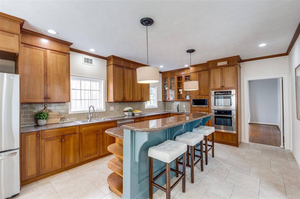 Double oven, gas stove, and island