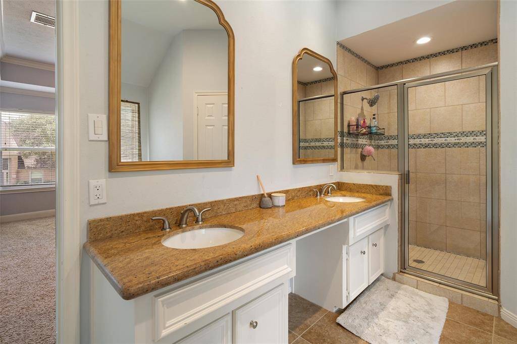 Double sinks, framed mirrors, additional counter space in the primary en suite