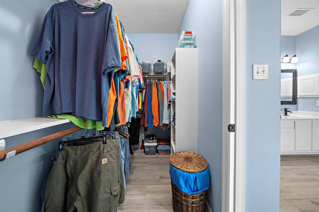 The very nice & Large walk in closet