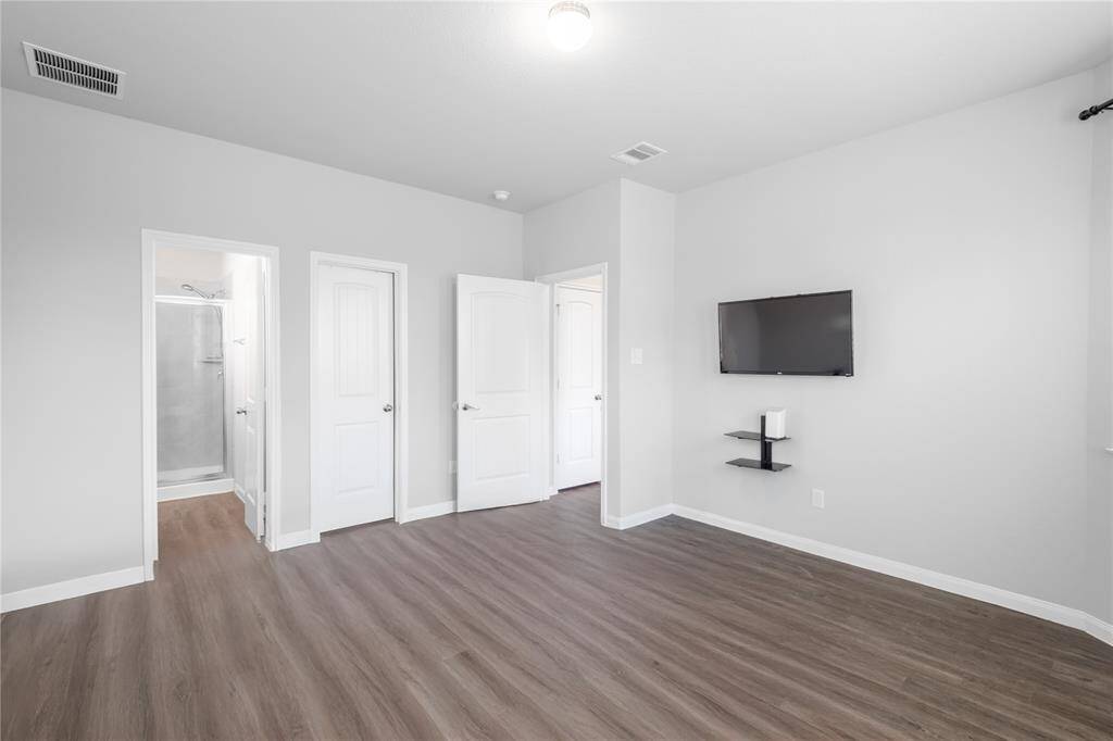 Actual furniture digitally removed! Spacious primary suite or can be use as a guest suite, with layout flexibility and great potential—imagine it transformed with updated lighting and personal touches.