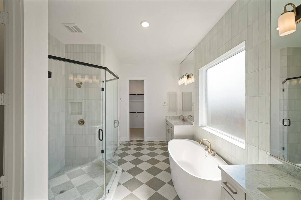 Huge main bath with an oversized shower.