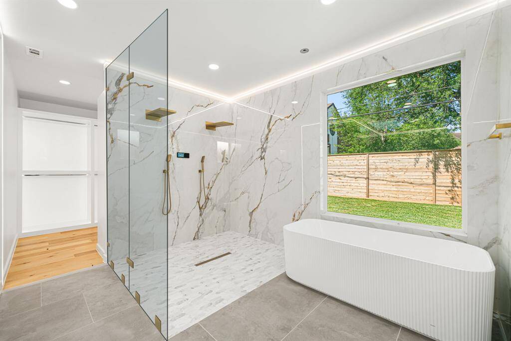 Luxury Spa Retreat – Indulge in a deep soak within the elegant spa-like tub, seamlessly filled by a stunning ceiling-mounted tub filler. The smart-tech shower adjusts to your perfect temperature and pressure settings, making every rinse a tailored experience.