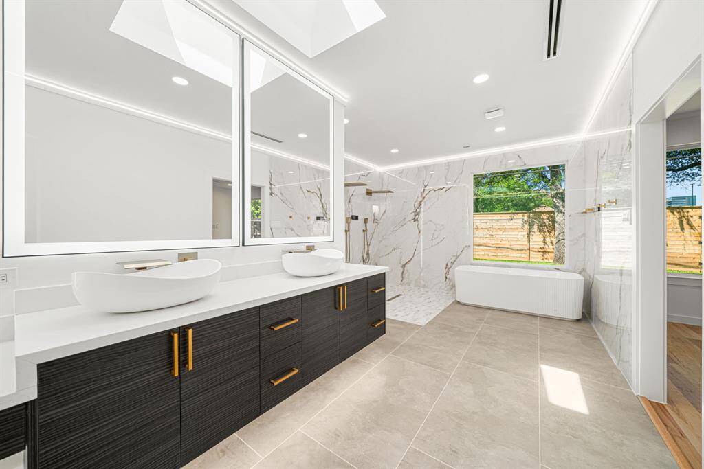 Intelligent Elegance – Designed for effortless luxury, the self-cleaning smart toilet elevates hygiene, while double LED mirrors offer adjustable lighting and anti-fog technology for a crystal-clear reflection. The skylight bathes the space in natural serenity, creating the perfect ambiance.