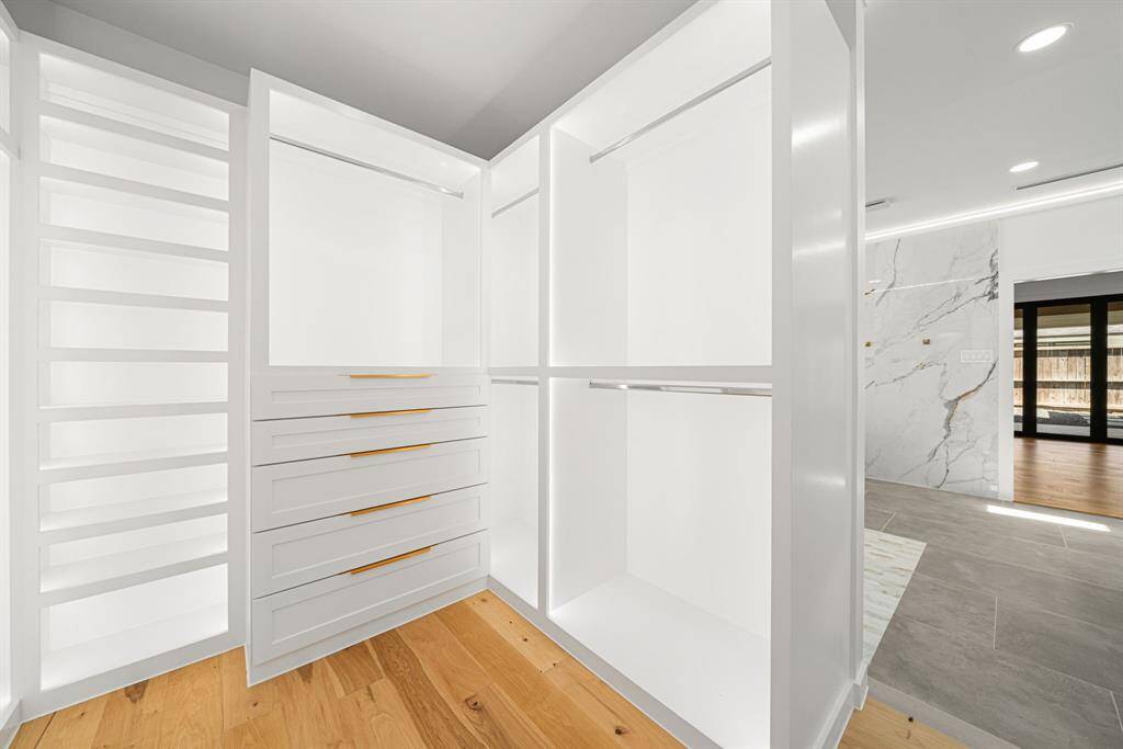 A wardrobe wonderland – Immerse yourself in elegance with an expansive walk-in closet illuminated by sleek LED lighting.