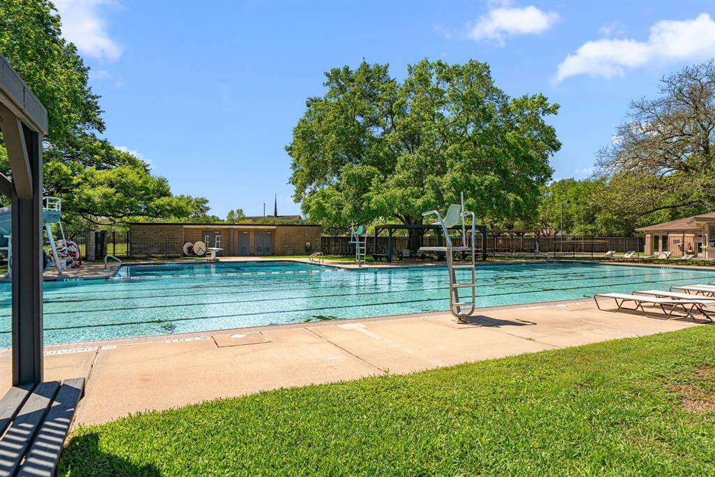 Prestige meets community – Enjoy a serene neighborhood with top-tier tennis courts, a sparkling pool, and a welcoming community center, all while staying connected to vibrant city living.