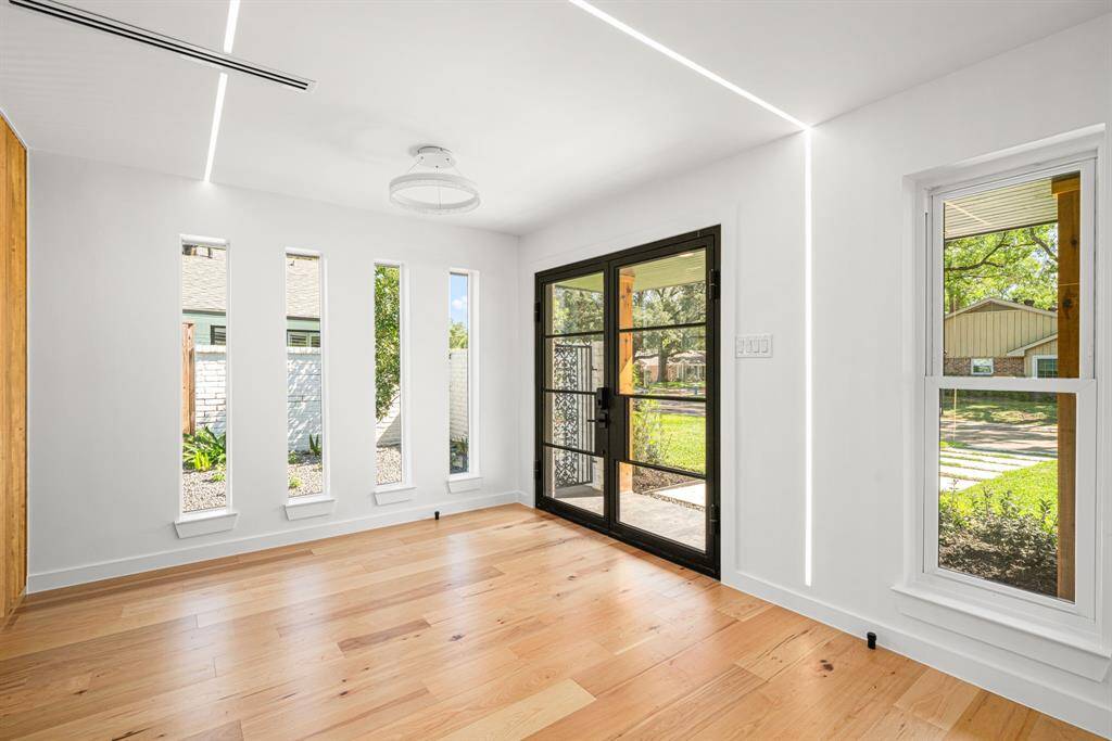 Grand & Inviting Entrance – Step into sophistication as the towering double doors open to a breathtaking foyer, adorned with elegant lighting and sleek modern finishes.