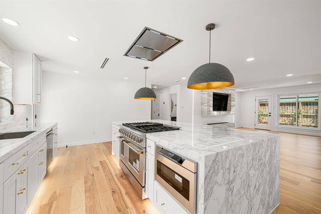 Gourmet Kitchen Excellence – Designed for the modern chef, this kitchen features chef-grade appliances, sleek custom cabinetry, and elegant  marble back splash countertops, combining beauty with functionality.