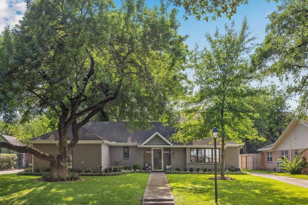 Welcome to this charming home in sought after Brairgrove Park.
