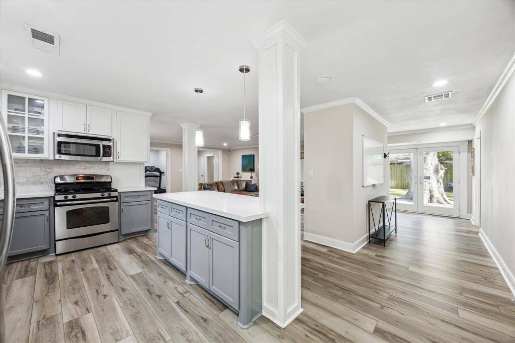 Stylish open-concept kitchen featuring a central island, gas cooktop, and quartz countertops.