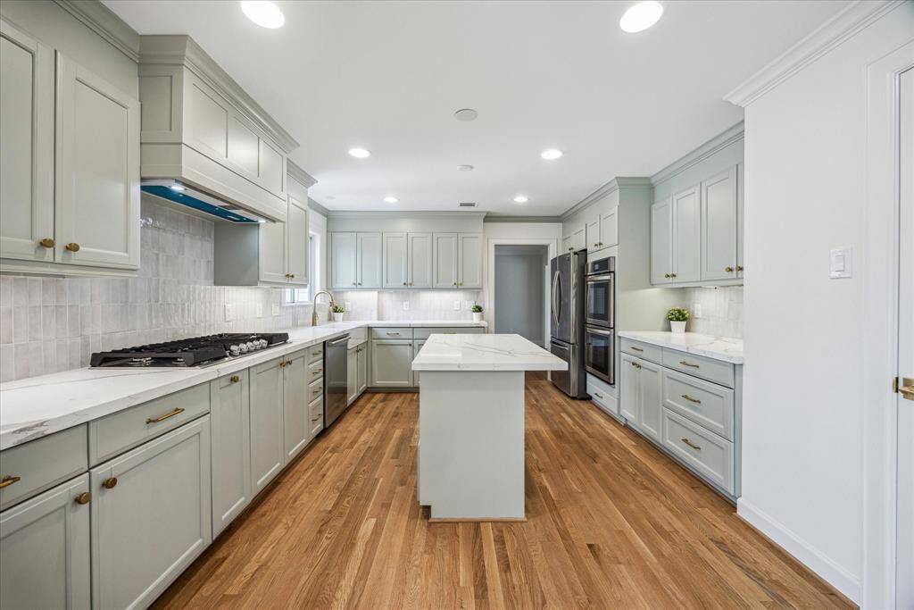 Designer kitchen with ample amount of storage.