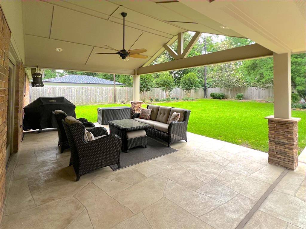 Covered patio 22x 15 with vaulted 12 foot ceiling