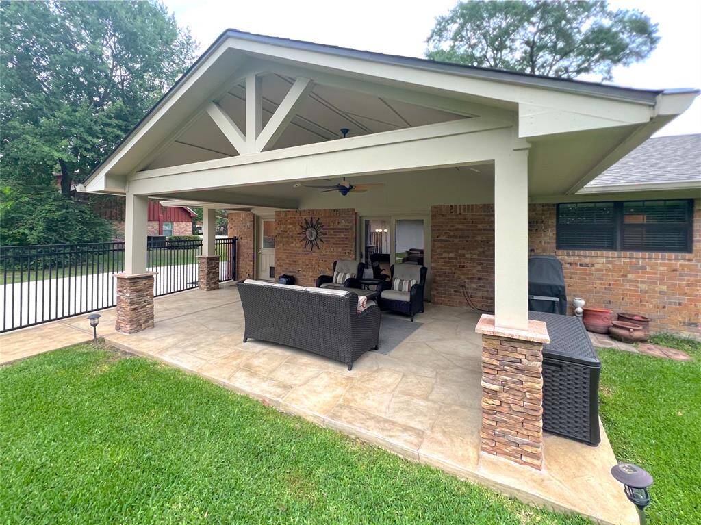 Covered patio 22x 15 with vaulted 12 foot ceiling