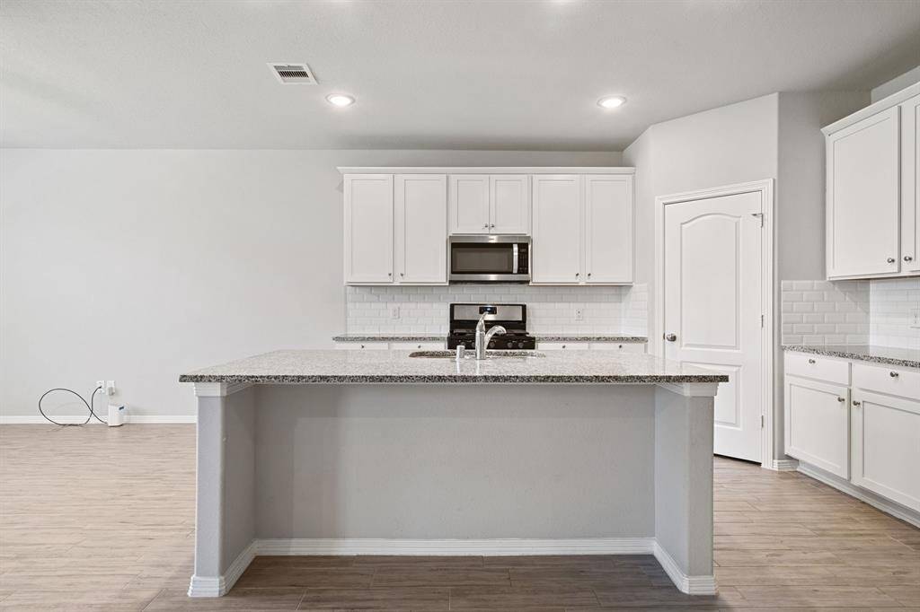 Big kitchen island, perfect for hosting.