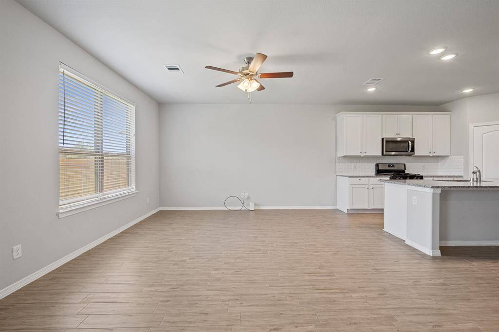 Breakfast and living room area