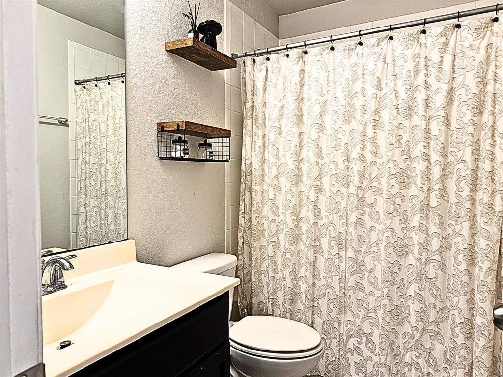 Bathroom features a clean design. The neutral color palette and contemporary fixtures create a welcoming atmosphere.