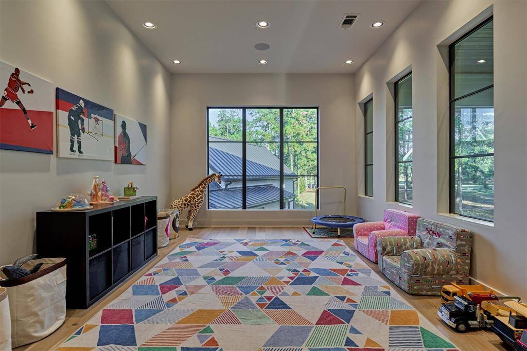 Light-filled flex space surrounded by windows
