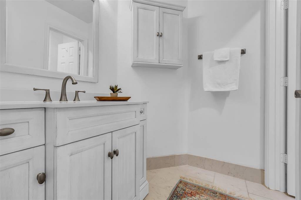 Full bath adjacent to secondary bedrooms.